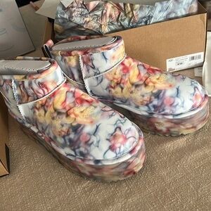 Brand new never worn Ugg Collina Strada classic ultra mini platform size 9/10